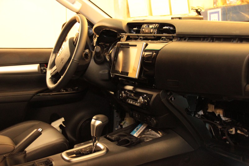 Установка Pandora DXL 5000NEW и предпускоговой обогреватель Eberspacher на Toyota Hilux. Реализовали автозапуск двигателя.
